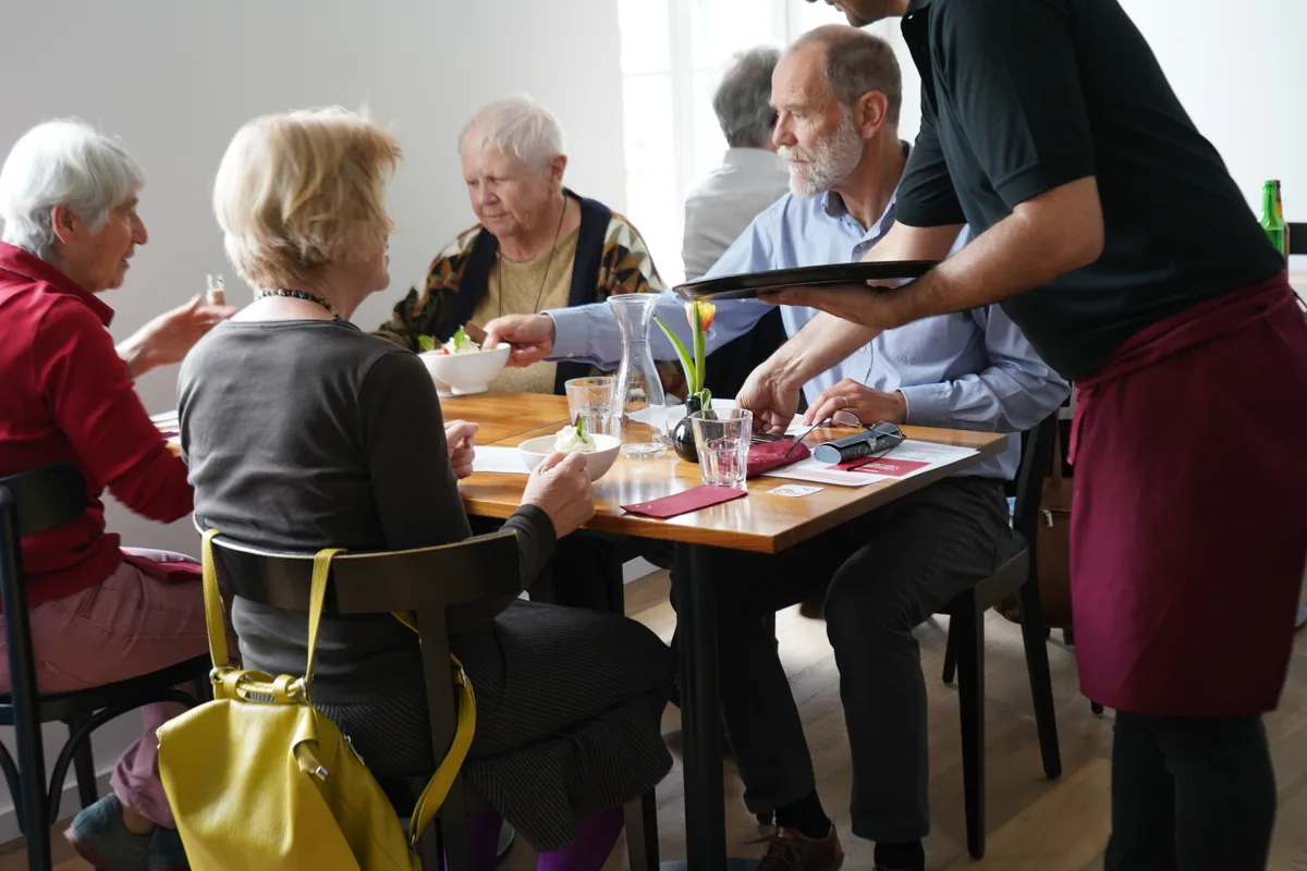 Probekochen im Restaurant Hut: Ein Migrationsprojekt.